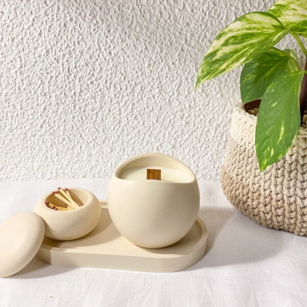 Vela color crema con fosforos