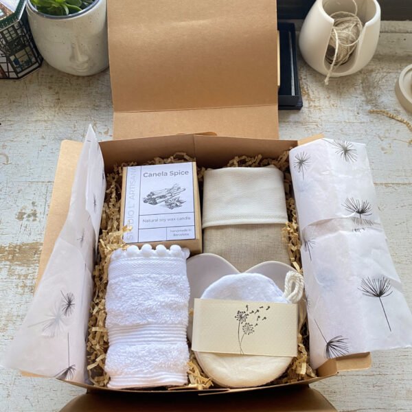 set de regalo autocuidado con vela artesanal y productos artesanales como cesta organizadora