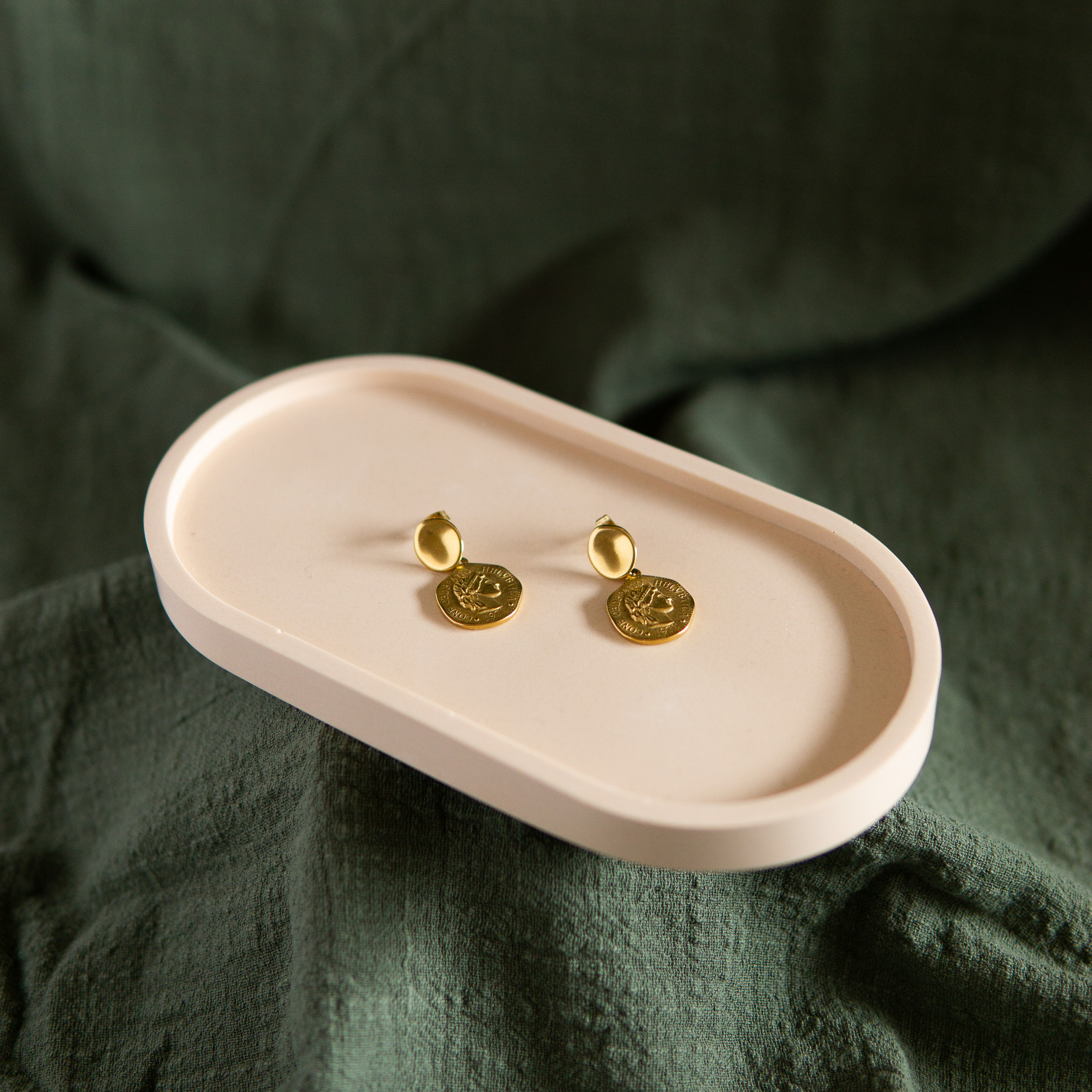 bandeja decorativa organizadora de pendientes y joyería estilo minimalista