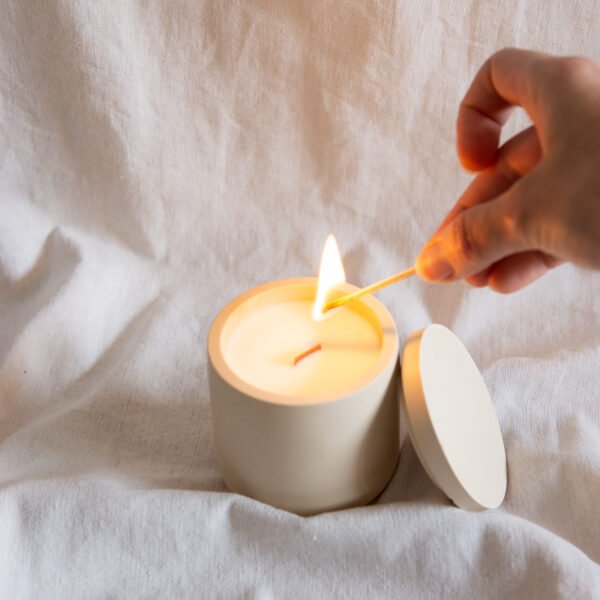 Vela artesanal con tapa "Clara" | Aroma a elección - Imagen 3