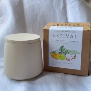 vela artesanal en cuenco hecho a mano con tapa aroma verano